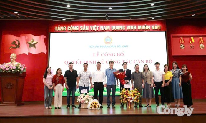Báo Pháp luật Việt Nam tặng hoa chúc mừng tân Phó Tổng Biên tập Báo Công lý Võ Tuấn Anh.