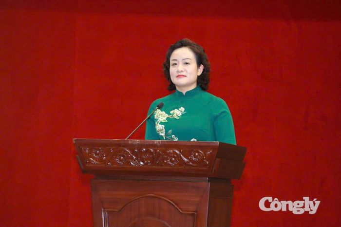 Đồng chí Nguyễn Hải Trâm, Ủy viên Trung ương Đảng, Phó Bí thư Thường trực Đảng ủy, Phó Chánh án TANDTC giao nhiệm vụ cho các đồng chí được bổ nhiệm.