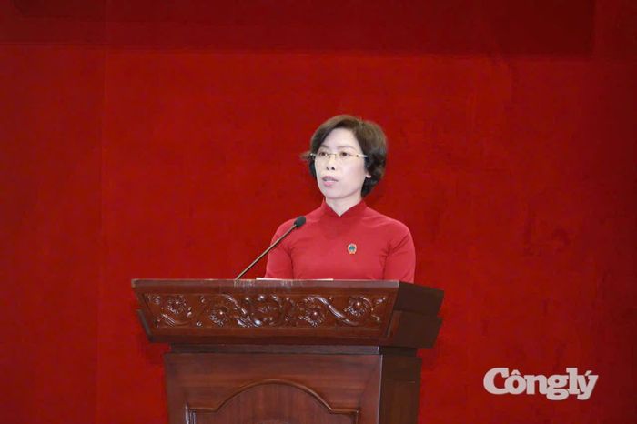 Đồng chí Đào Tú Hoa, Phó Vụ trưởng Vụ Tổ chức - Cán bộ, TANDTC công bố các quyết định tại buổi lễ.