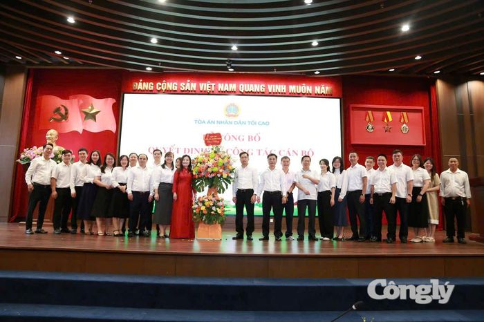 Tập thể viên chức, người lao động Tạp chí TAND chụp ảnh lưu niệm tại buổi lễ.