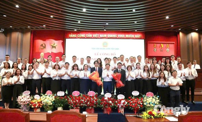 Tập thể viên chức, người lao động Báo Công lý chụp ảnh lưu niệm tại buổi lễ.