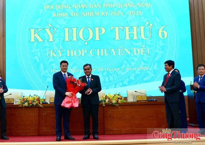 Bí thư Tỉnh ủy Hồ Văn Niên tặng hoa chúc mừng tân Chủ tịch UBND tỉnh Quảng Ngãi