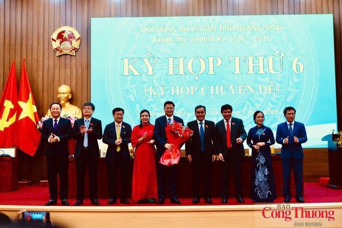 Tập thể lãnh đạo tỉnh Quảng Ngãi chúc mừng ông Nguyễn Đức Tâm nhận chức Chủ tịch UBND tỉnh Quảng Ngãi