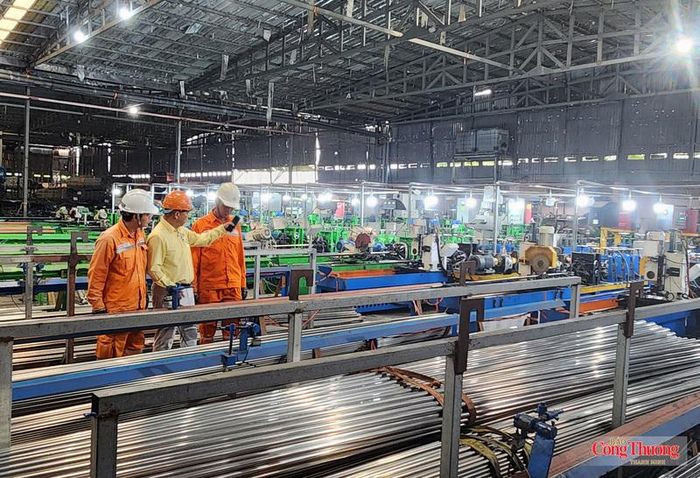 Nhân viên ngành điện TP. Hồ Chí Minh tăng cường tuyên truyền, vận động thực hiện sử dụng điện an toàn, tiết kiệm đến người dân, doanh nghiệp.