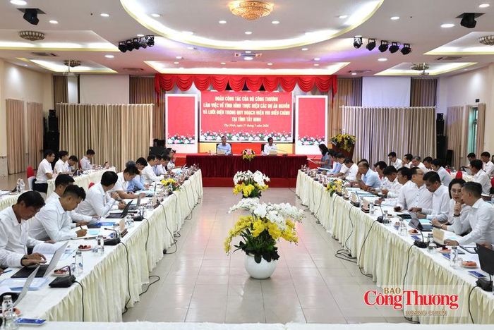 Quang cảnh buổi làm việc.