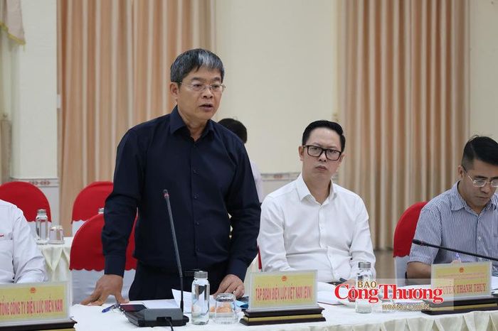 Đại diện Tập đoàn Điện lực Việt Nam giải đáp những vấn đề khó khăn, vướng mắc.