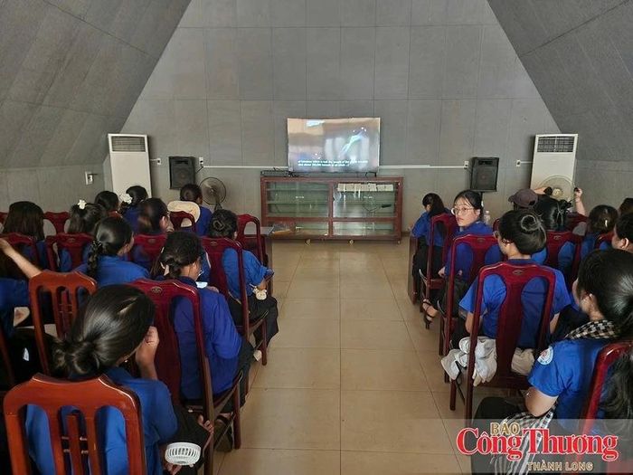 Tuổi trẻ tìm hiểu về quá trình hình thành, xây dựng và chiến đấu của quân và dân nơi đây