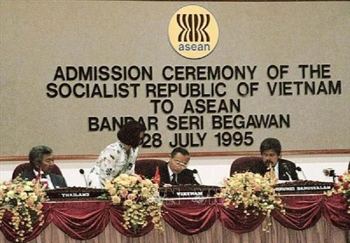Bộ trưởng Bộ Ngoại giao Nguyễn Mạnh Cầm ký Tuyên bố kết nạp Việt Nam trở thành thành viên của ASEAN ngày 28/7/1995. Ảnh: TTXVN