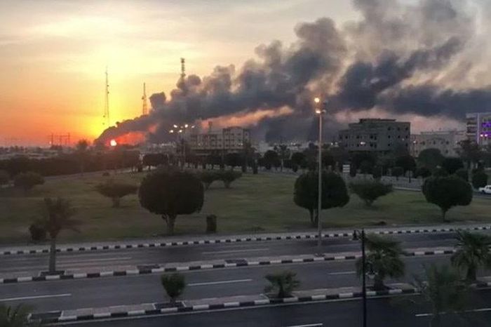 Các vụ tấn công nhằm vào hai cơ sở dầu mỏ trọng yếu của Saudi Arabia, gây ra các đám cháy lớn và làm gián đoạn khoảng một nửa sản lượng khai thác dầu của nước này. Ảnh: AFP.