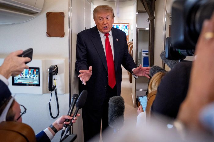Tổng thống Mỹ Donald Trump trả lời câu hỏi của các phóng viên trên chuyên cơ Air Force One ngày 27/7. Ảnh: Bloomberg.
