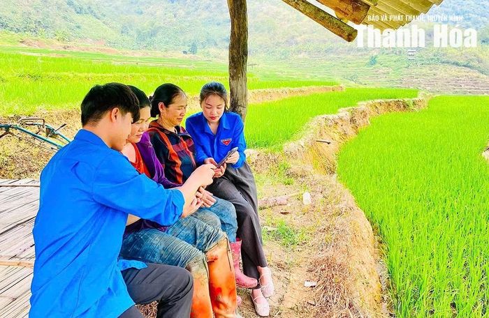 Màu áo xanh thanh niên đến tận đồng ruộng, hướng dẫn người dân tích hợp các tiện ích trên ứng dụng VNeID.