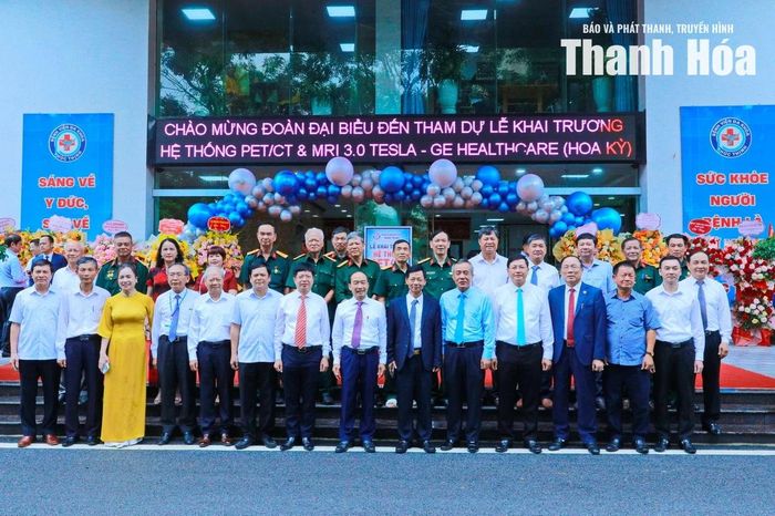 Bí thư Tỉnh ủy Lê Đức Thái và các đồng chí lãnh đạo tỉnh chụp ảnh lưu niệm với lãnh đạo Bệnh viện Đa khoa Phúc Thịnh.
