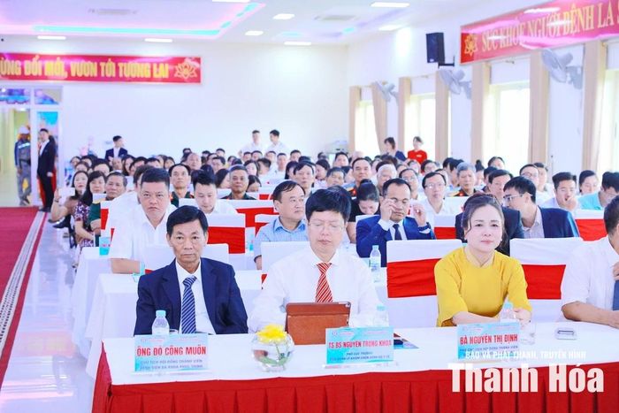 Lãnh đạo Bệnh viện Đa khoa Phúc Thịnh và các đại biểu dự buổi lễ.