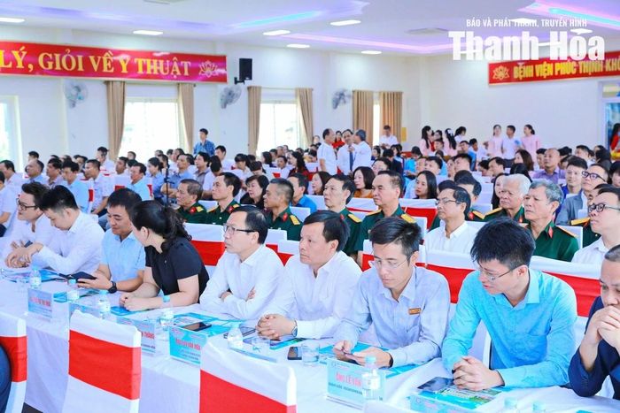 Đại biểu dự lễ khai trương.