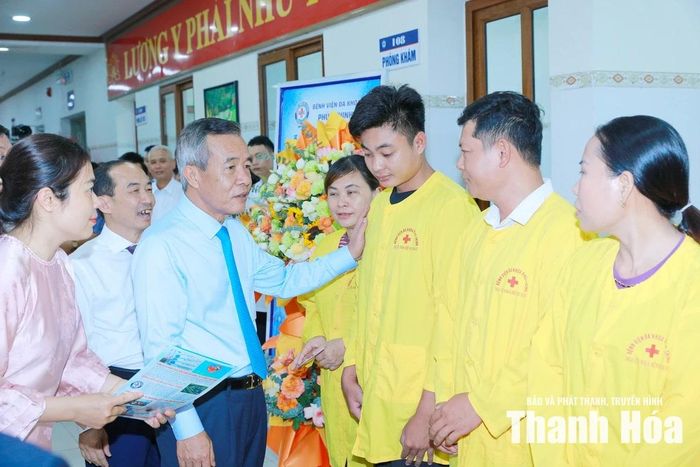 Bí thư Tỉnh ủy Lê Đức Thái thăm hỏi bệnh nhân và người nhà bệnh nhân đang điều trị, chăm sóc tại Bệnh viện Đa khoa Phúc Thịnh.