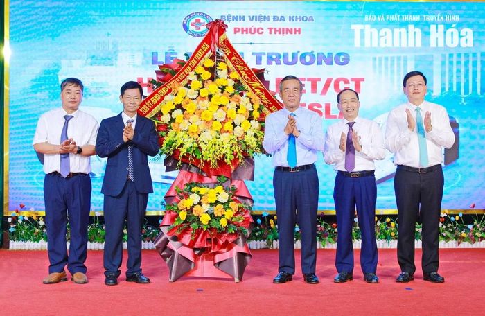 Bí thư Tỉnh ủy Lê Đức Thái và các đồng chí lãnh đạo tỉnh tặng hoa chúc mừng Bệnh viện Đa khoa Phúc Thịnh.