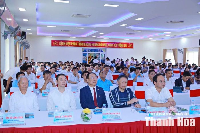 Đại biểu dự lễ khai trương.