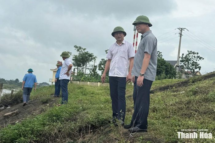 Đoàn công tác kiểm tra trọng điểm xung yếu kè Thượng Vôi, đê hữu sông Chu tại xã Xuân Hòa.
