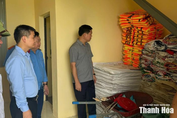 Đoàn công tác kiểm tra kho vật tư phòng chống thiên tai tại xã Thọ Lập.