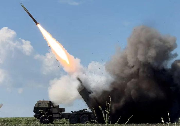 Binh sĩ Ukraine khai hỏa hệ thống pháo phản lực HIMARS gần tiền tuyến ở tỉnh Donetsk, ngày 24/6/2026. Ảnh: Reuters.