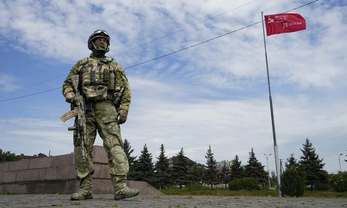 Binh sĩ Nga canh gác tại Đại lộ Vinh quang ở thành phố Kherson, Ukraine, tháng 3/2022. Ảnh: AP.