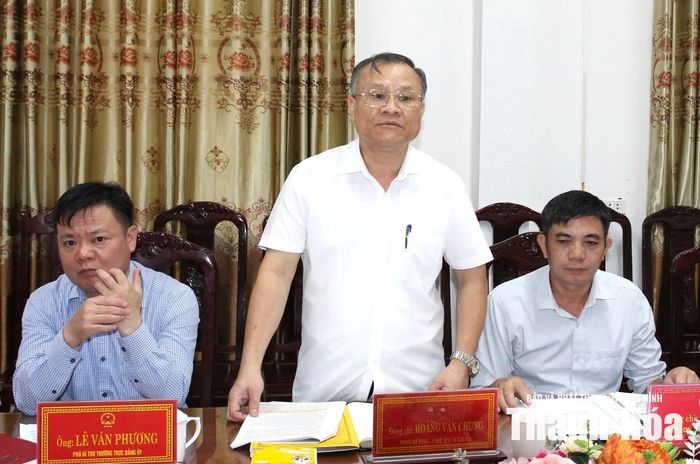 Chủ tịch UBND xã Thọ Bình Hoàng Văn Chung làm rõ một số vấn đề tại buổi giám sát.