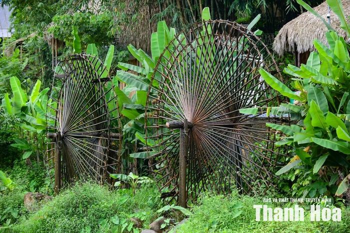 Những guồng nước tre bên dòng Suối Đang không chỉ tạo điểm nhấn cảnh quan mà còn tái hiện nét văn hóa đặc trưng của đồng bào vùng cao.