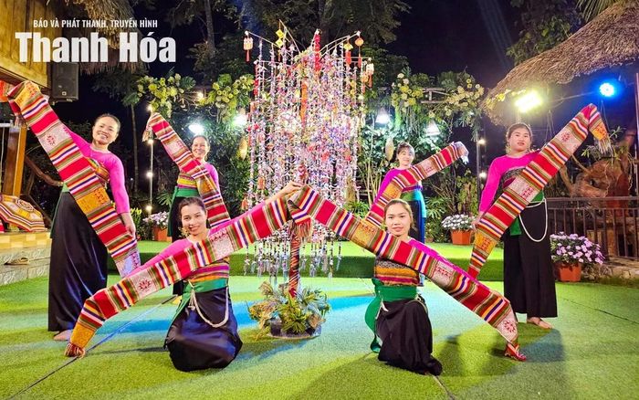 Theo ông Vi Văn Quang, Phó Chủ tịch UBND xã Văn Phú, sự phát triển của du lịch cộng đồng đã mở ra sinh kế mới cho người dân. Nhiều hộ mở rộng chăn nuôi gà đồi, vịt suối, lợn bản; trồng rau sạch, dệt thổ cẩm để phục vụ du khách, biểu diễn văn nghệ phục vụ du khách, qua đó tăng thêm thu nhập ngay trên quê hương.