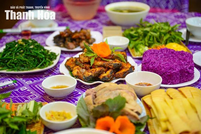 Ẩm thực đậm hương vị núi rừng với xôi nếp cẩm, cá suối nướng, gà đồi, măng rừng và các món ăn truyền thống của đồng bào Thái là trải nghiệm không thể bỏ lỡ khi đến với Chiềng Ngày.