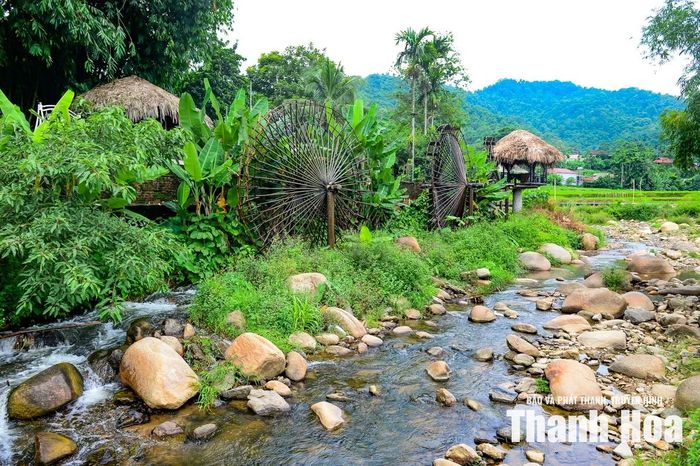 Dòng Suối Đang uốn lượn qua những ghềnh đá, hòa cùng guồng nước và nếp nhà sàn, tạo nên khung cảnh bình yên, nguyên sơ của bản Chiềng Ngày.