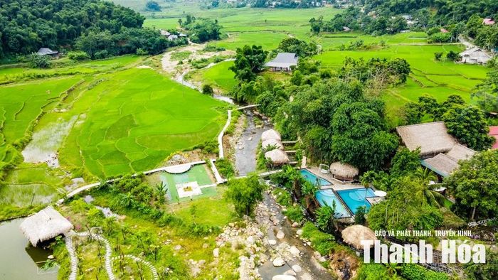 Dòng Suối Đang vẫn lặng lẽ chảy qua bản làng như bao đời nay. Chỉ khác rằng, bên dòng nước trong veo ấy, những nếp nhà sàn đã sáng đèn đón khách bốn phương. Tiếng suối, tiếng cồng chiêng và lời hát dân ca Thái đang hòa quyện, kể câu chuyện về một bản làng biết gìn giữ bản sắc để phát triển, biến văn hóa thành nguồn lực và thiên nhiên thành lợi thế cho hành trình vươn lên bền vững.