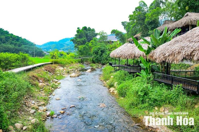 Buổi sớm ở Chiềng Ngày, màn sương còn bảng lảng trên tán rừng, dòng Suối Đang trong veo len qua những phiến đá, hòa cùng tiếng chim rừng tạo nên bản hòa âm của đại ngàn. Bên dòng suối, những ngôi nhà sàn mái cọ thấp thoáng trong làn khói bếp mang đến cảm giác bình yên, mộc mạc.