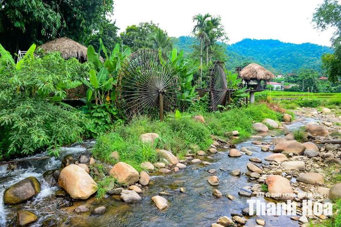 Dòng Suối Đang uốn lượn qua những ghềnh đá, hòa cùng guồng nước và nếp nhà sàn, tạo nên khung cảnh bình yên, nguyên sơ của bản Chiềng Ngày.