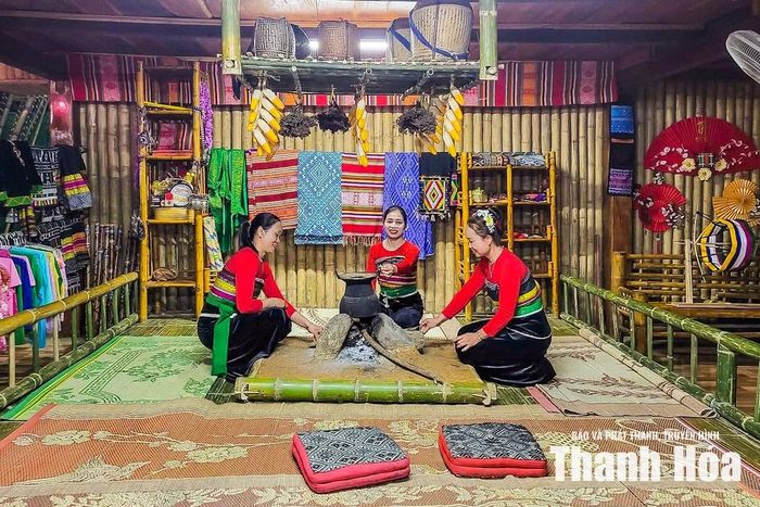 Những ngôi nhà sàn truyền thống nay được cải tạo thành homestay nhưng vẫn giữ nguyên kiến trúc đặc trưng của người Thái. Đến Chiềng Ngày, du khách có thể theo chân chủ nhà xuống suối, lên nương, thưởng thức cá suối nướng, gà đồi, xôi nếp nương, rau rừng và quây quần bên bếp lửa lắng nghe những làn điệu dân ca Thái giữa núi rừng.