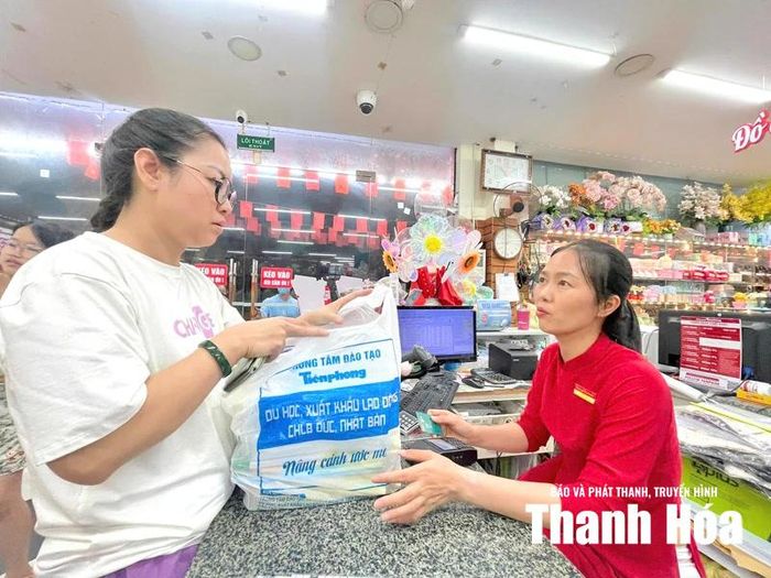 Giá sách giáo khoa năm nay giảm khoảng 10-13%. Đây là mức điều chỉnh được NXB Giáo dục Việt Nam áp dụng trực tiếp trên từng đầu sách. (Ảnh minh họa).