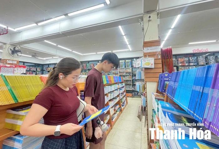 Phụ huynh và học sinh lựa chọn sách giáo khoa cho năm học mới.