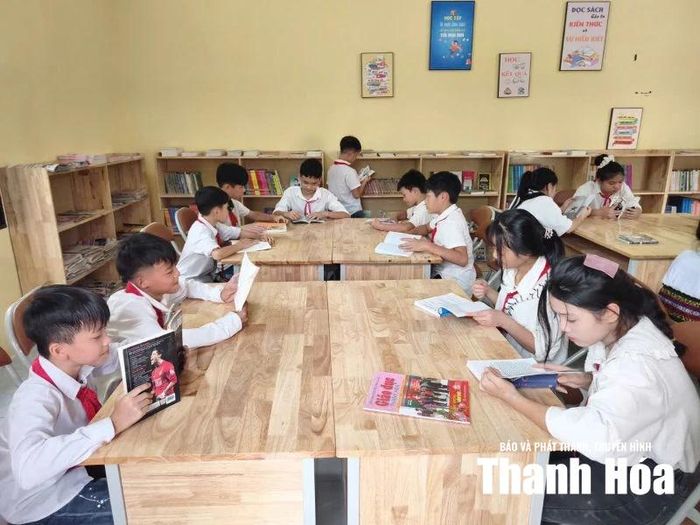 Các em học sinh Trường THCS Nam Động, xã Thiên Phủ tại thư viện mới khai trương năm 2026. Ảnh tư liệu