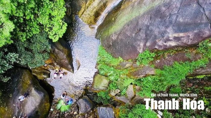Dòng nước trong mát dưới chân thác Thiên Thủy. Ảnh tư liệu