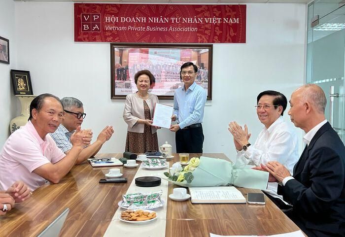  Quyền Chủ tịch Hội Doanh nhân Tư nhân Nguyễn Thị Nga trao quyết định cho ông Lê Văn Tần. Ảnh: M.T. 