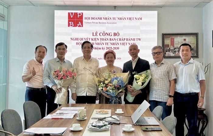  Ban Chấp hành Trung ương Hội Doanh nhân Tư nhân Việt Nam nhiệm kỳ 2025-2030 cùng đại diện Ban lãnh đạo các đơn vị trực thuộc Hội. Ảnh: M.T. 