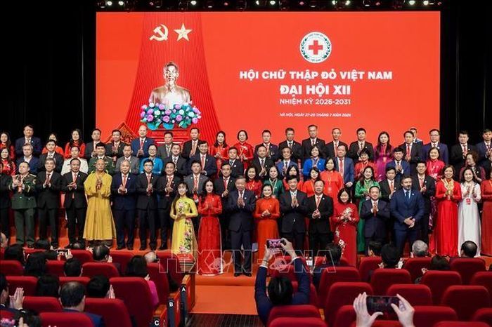 Tổng Bí thư, Chủ tịch nước Tô Lâm và các đại biểu chụp ảnh chung với Ban Chấp hành Hội Chữ thập đỏ Việt Nam khóa XII. Ảnh: Phan Phương - TTXVN