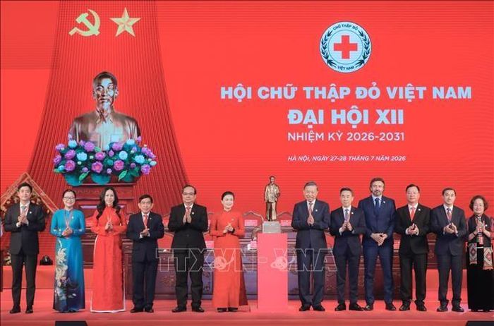 Tổng Bí thư, Chủ tịch nước Tô Lâm tặng bức tượng Chủ tịch Hồ Chí Minh cho Hội Chữ thập đỏ Việt Nam. Ảnh: Phan Phuơng – TTXVN
