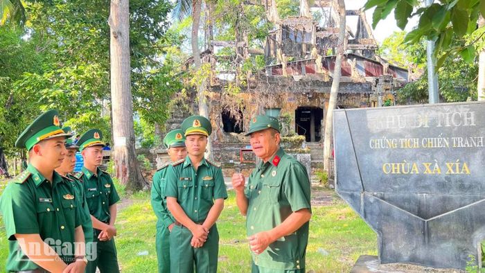 Hội viên Hội Cựu chiến binh phường Hà Tiên kể chuyện truyền thống cho đoàn viên, thanh niên tại chùa Xà Xía.