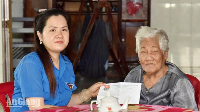 Đoàn xã Giang Thành thăm hỏi, tặng quà Mẹ Việt Nam Anh hùng Thị Hol.