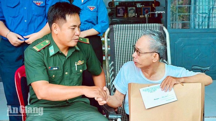 Cán bộ, chiến sĩ Đồn Biên phòng Cửa khẩu Quốc tế Hà Tiên thăm hỏi, tặng quà gia đình chính sách trên địa bàn.