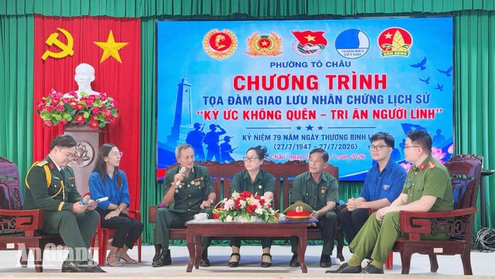 Nhân chứng lịch sử chia sẻ những ký ức hào hùng với đoàn viên, thanh niên phường Tô Châu.