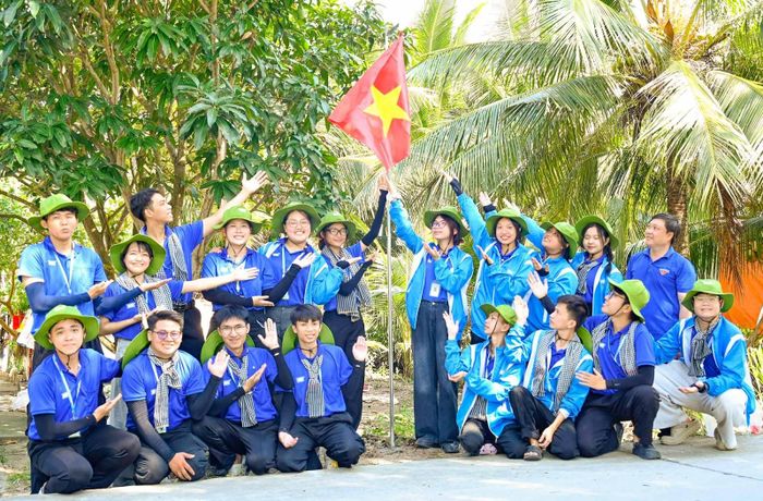Bạn trẻ háo hức khi sản phẩm đầu tiên trên tuyến đường cờ hoàn thiện.
