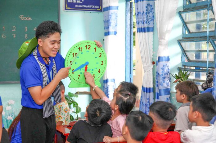Chiến sĩ tình nguyện hướng dẫn học sinh ôn tập hè và đọc sách đúng cách.
