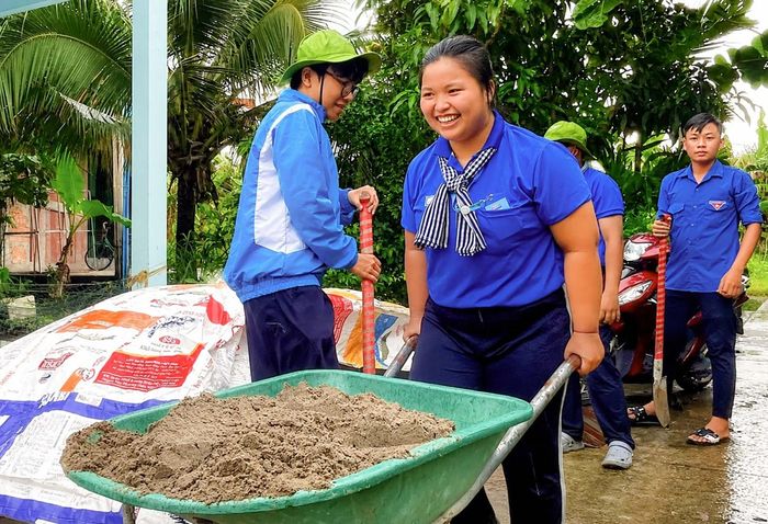 Bạn trẻ trải nghiệm công việc vận chuyển vật liệu xây dựng.