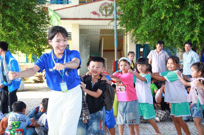 Trẻ em xã Vĩnh Bình có một mùa hè vui tươi cùng chiến sĩ Mùa hè xanh.